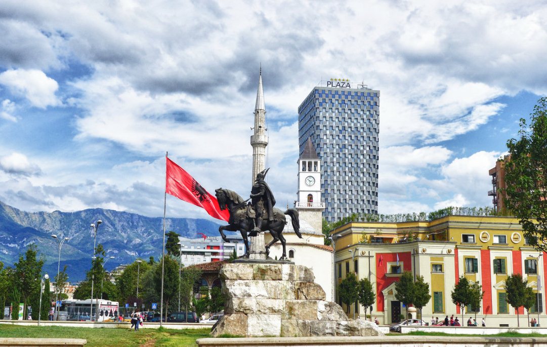 Какая столица албании. Республика Албания столица. Албания центр города. Албания тирана достопримечательности. Албания тирана Центральная площадь.