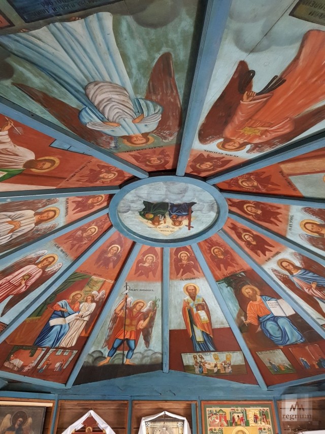 «Небеса» и иконостас из часовни Николая Чудотворца в деревне Усть-Поча. Кенозерский национальный парк