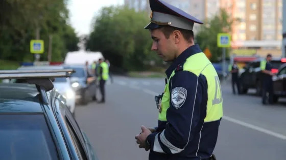 Юрист раскрыл, что сказать ГАИ, если инспектор требует документы от водителя, который стоит на стоянке