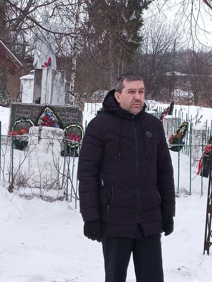 В Андреаполе в Тверской области жители возложили цветы к братским могилам