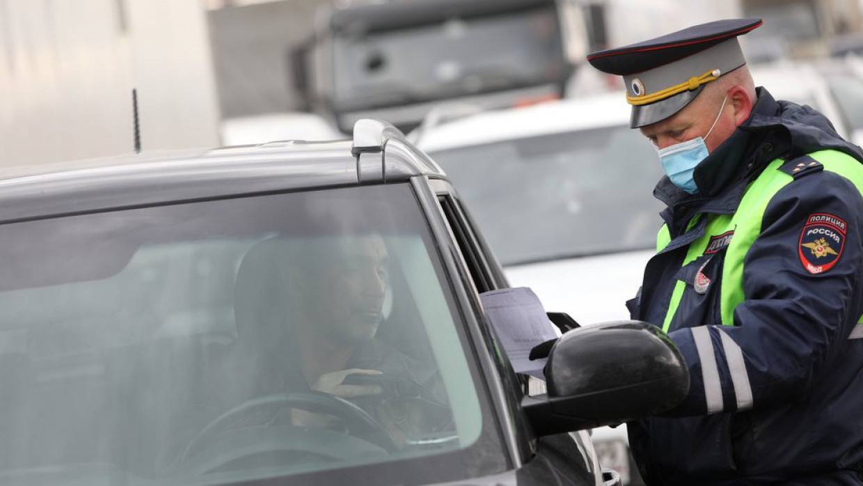 ГИБДД Москвы выпустила обои на телефон с полицейским седаном BMW