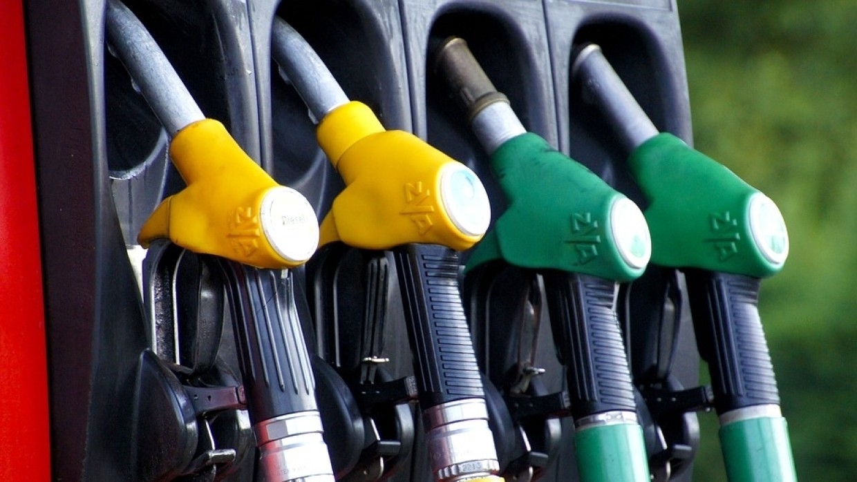 Российских водителей предупредили о рисках заправки заведенной машины