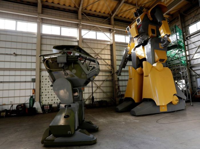 Японец собрал 7-тонного робота с пушкой