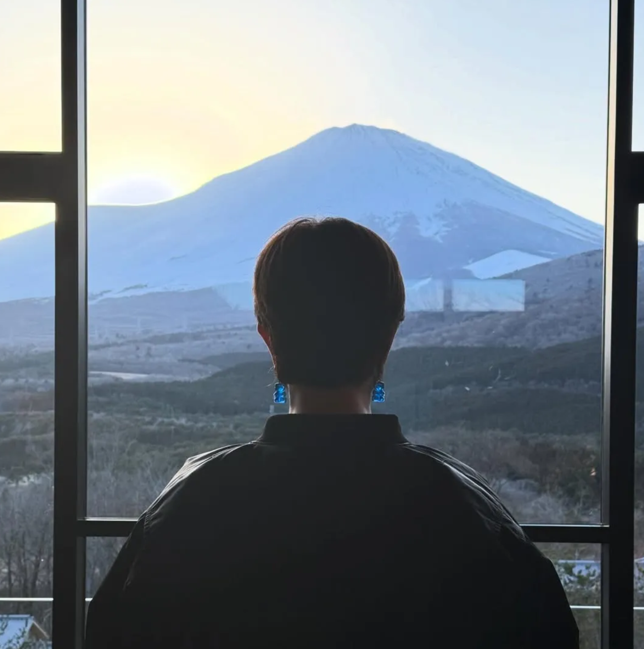 Теперь никто не узнает: жена Ивана Урганта кардинально сменила имидж Кикнадзе, Эрика, Ургант, Наталья, рождения, также, матерью, Россию, стала, честь, этого, отношения, добрый, мужем, скамьи, школьной, дочерьми, вместе, поздравил, трогательно