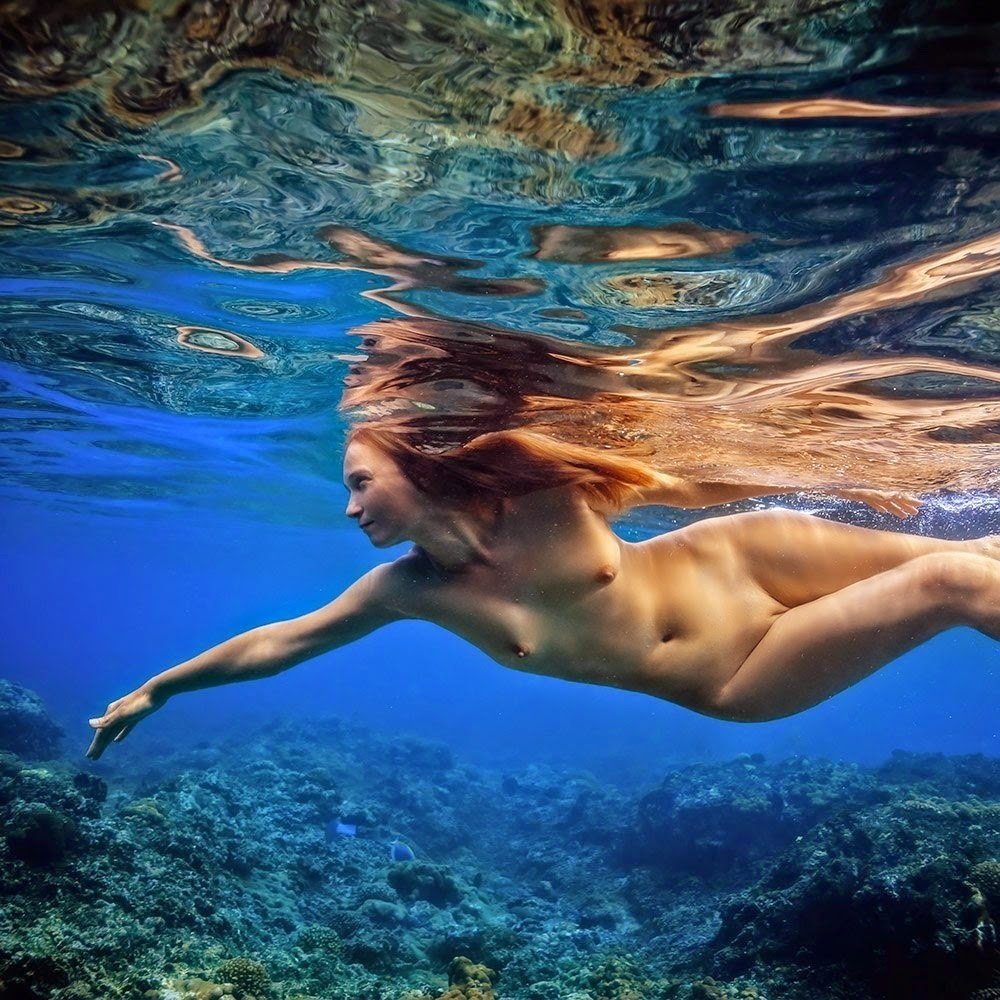 девушку голая на воде фото 14