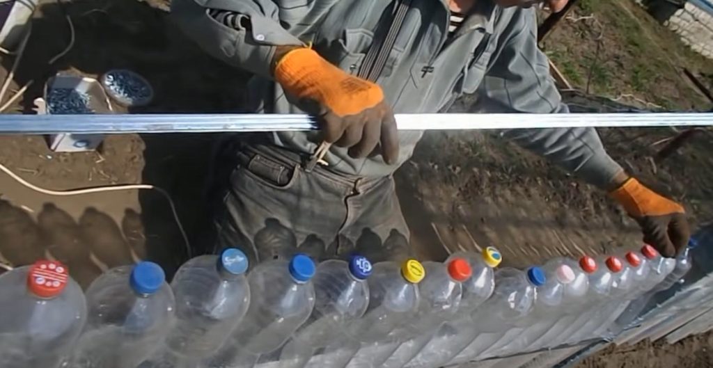 Идея для дачи: как сделать забор из пластиковых бутылок