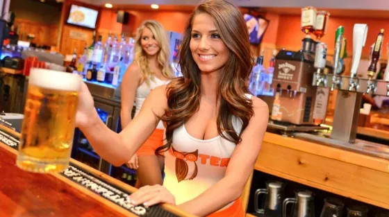 красотки из Hooters