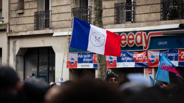 Спецназ в городе и комендантский час: В пригород Парижа стягивают силы из-за бунта