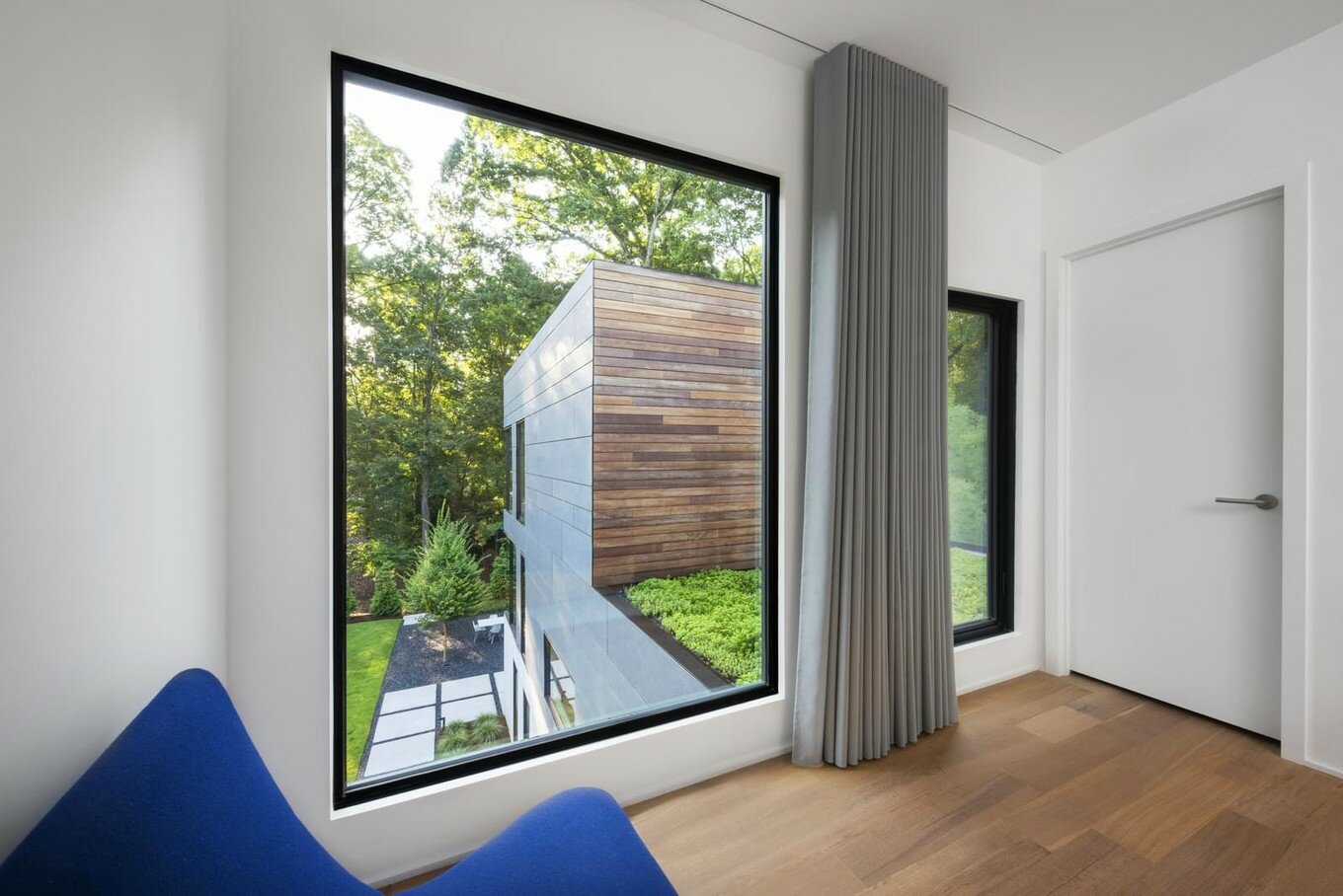 Зелёные крыши и открытые террасы дома в Атланте