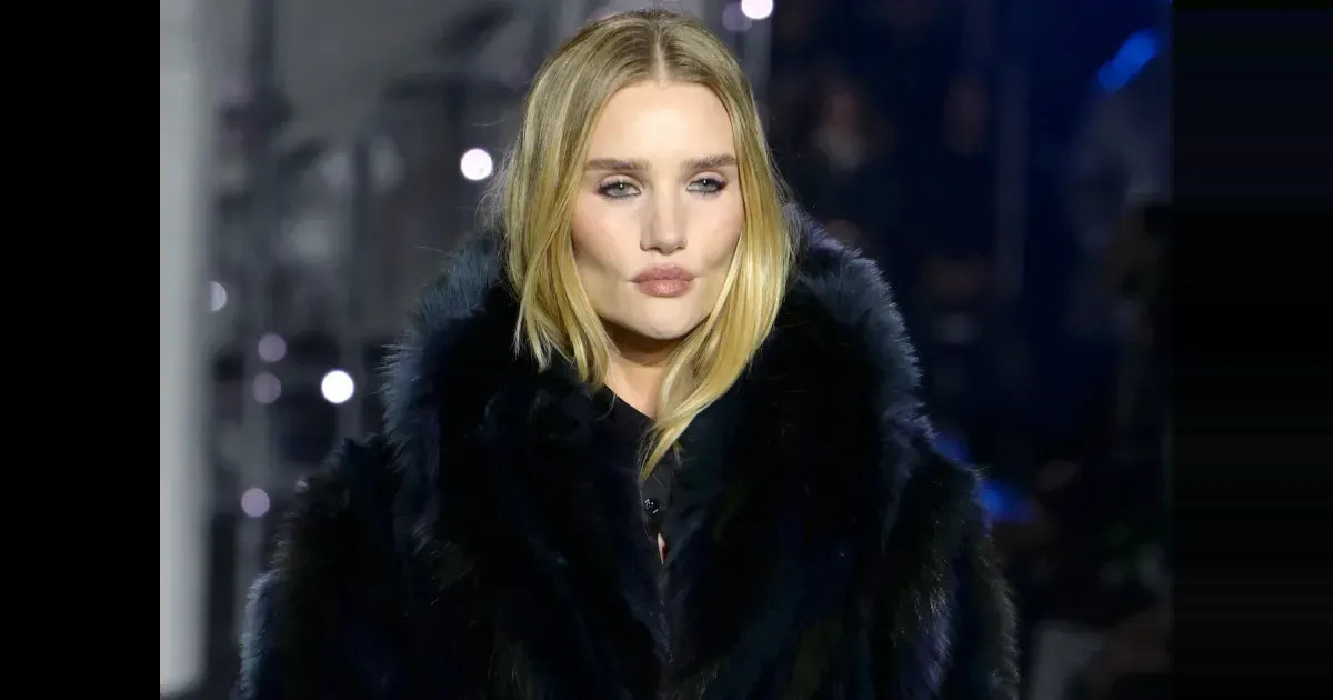 Рози Хантингтон-Уайтли и сын Виктории Бекхэм на подиуме, Джейсон Стэтхем и Кейт Мосс в зале на показе Burberry jeff spicer,айрис лоу,Барри Кеоган,ВИКТОРИЯ БЕКХЭМ,джейсон стэтхем,Джеффри Эпштейн,джуд лоу,Дэвид Бекхэм,Кейт Миддлтон,Кейт Мосс,король карл (iii),ника хилтон,поппи делевинь,принц Уильям,Рози Хантингтон-Уайтли,экс-принц эндрю