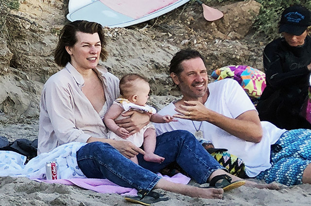 Милла Йовович с мужем Полом Андерсоном и младшей дочерью на пляже в Малибу Звездные пары
