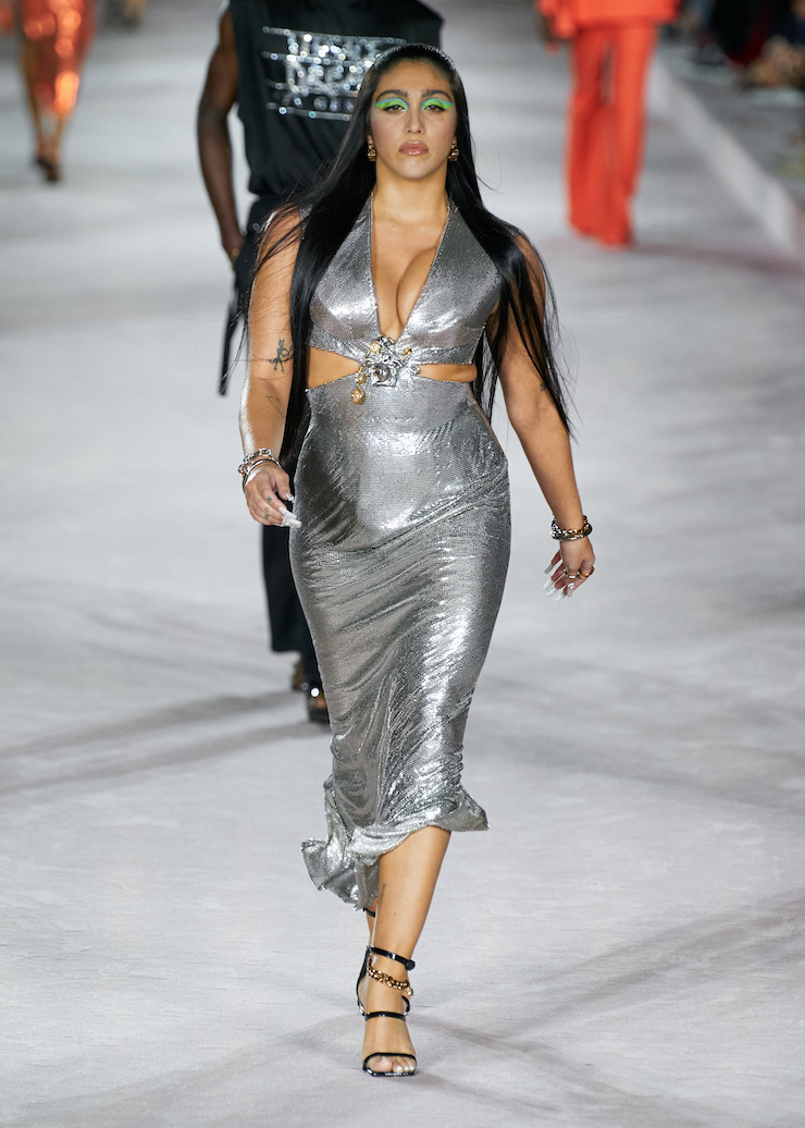 Лурдес Леон на показе Versace весна-лето 2022