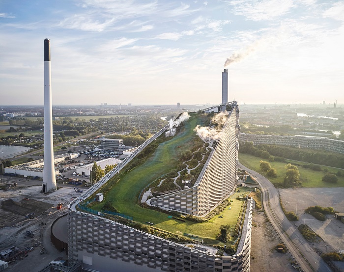 В Копенгагене мусоросжигающий завод превратили в электростанцию и центр активного отдыха горожан (Amager Bakke). © Hufton + Crow.