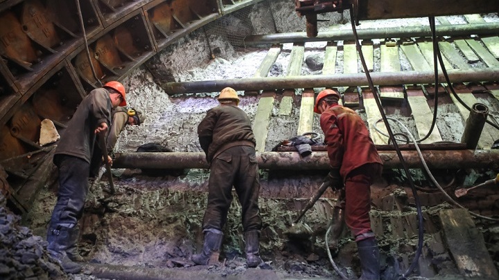 РЕВОЛЮЦИЯ ОТ ВТБ: ГОЛОДНЫЕ РАБОЧИЕ ПОШЛИ НА СМОЛЬНЫЙ