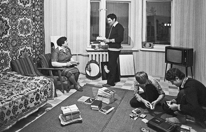 Ковер защищал от холода, который шел от стены.