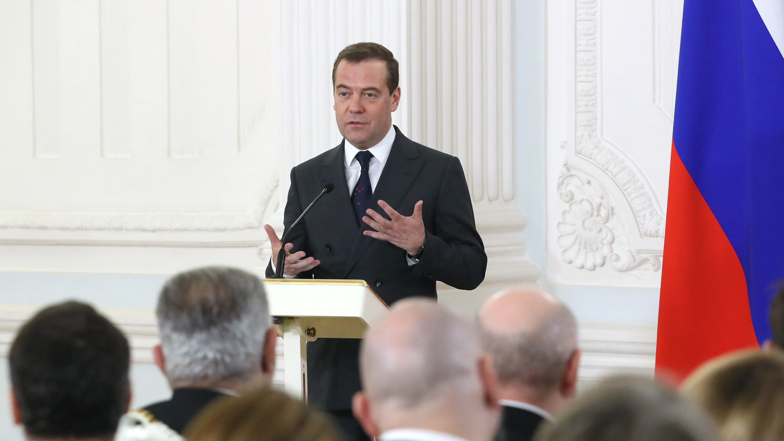 Кто сейчас председатель правительства. Медведев замруководитель российского совюеза. Медведев на посту президента. Выступление Медведева.