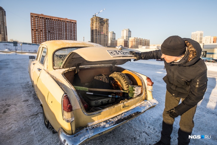 «Лет пять стояла в огороде». Сибиряк за 15 тысяч купил «Волгу» 1965 года и ездит на ней на работу «Волга», нравится, тысяч, приходится, автомобиль, Виктор, радует, коробку, купил, обошелся, топлива, летом, очень, заприметил, хромированного, начал, только, говорит, проблемы, таким