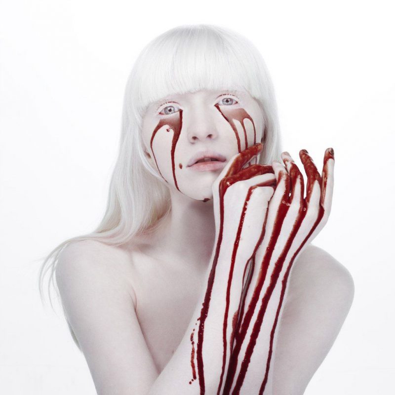 Девушка-альбинос, бывшая в московской школе изгоем, покорила мир моды Девушка-альбинос, бывшая в московской школе изгоем, покорила мир моды