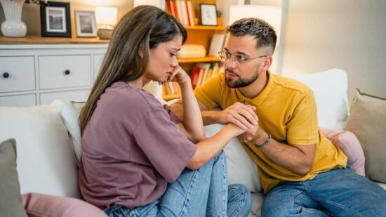 Закрытая поза и стадное поведение: женские привычки, которые разрушают отношения