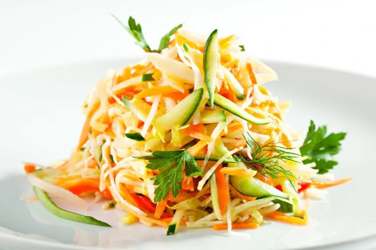Салат с капустой, огурцом и дайконом Салат с капустой, огурцом и дайконом