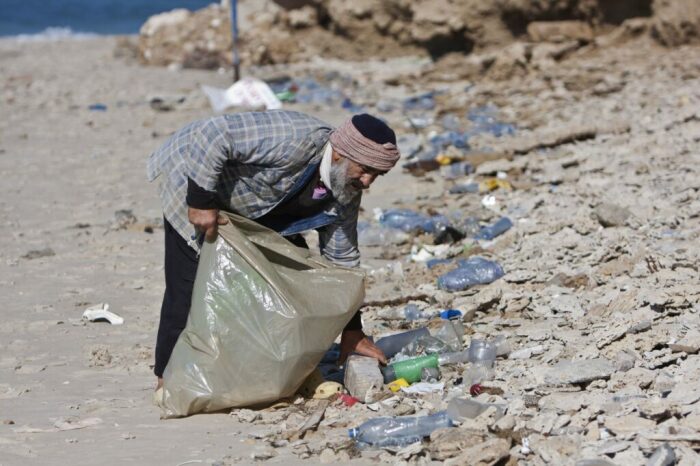 Вместо строительного материала мужчина использовал мусор. | Фото: timesofisrael.com.