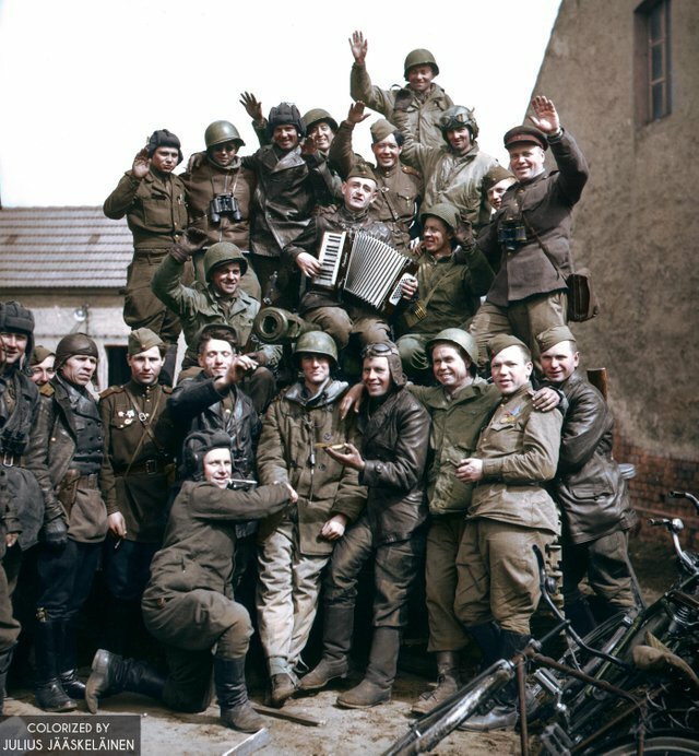 10. Советские и американские войска в немецкой деревне Грибо (Саксония) празднуют победу во Второй мировой войне. Фото: май 1945 года жизнь, исторические фото, история, прошлое, фото