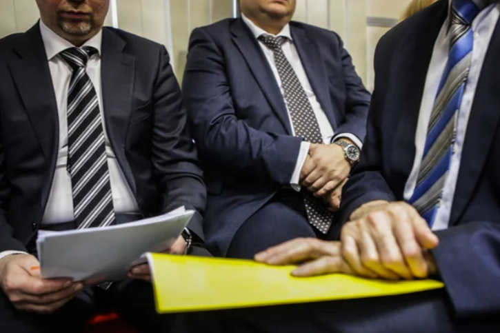 Бездельники годами сидят на огромных зарплатах за наши налоги