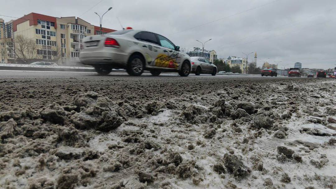 Пробки из-за снега осложнили начало рабочей недели в Петербурге