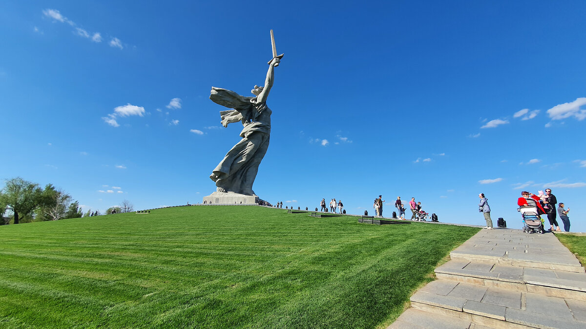 Мамаев курган могила. Памятник Василию Зайцеву Волгоград. Могила Василия Зайцева на Мамаевом Кургане. Памятник Родина мать в Калуге.