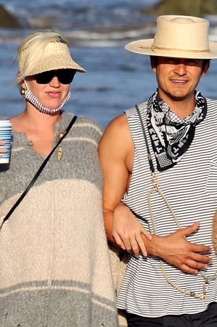 Беременная Кэти Перри и Орландо Блум на прогулке по пляжу в Санта-Барбаре Звездные пары