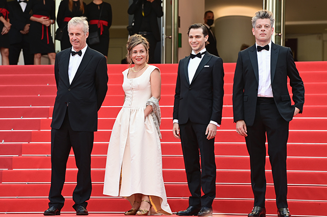 Канны-2021: Джорджина Родригес, Стелла Максвелл, Луи Гаррель, Александр Кузнецов на премьере фильма "Франция" Красная дорожка