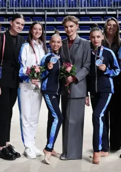 Алина Кабаева появилась на турнире по гимнастике в элегантных образах