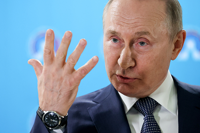 В телеграме обсуждают новые часы Владимира Путина: "Breguet он заменил на Императорскую Петергофскую фабрику"
