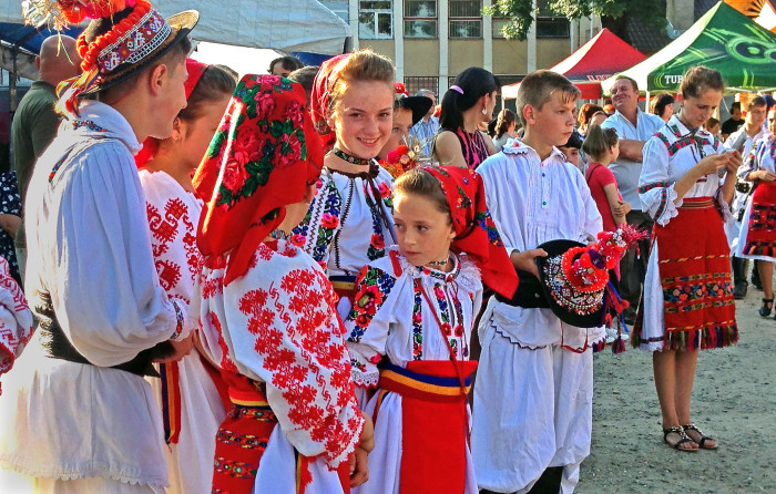 Румыны в национальной одежде./Фото: trbimg.com