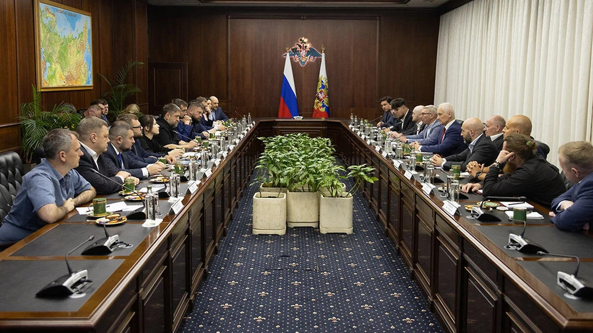 Это фото с первой встречи военкоров с министром и помощниками. Дальше условились проводить беседы постоянно. 