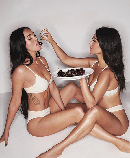Меган Фокс и Кортни Кардашьян снялись топлес в новой рекламной кампании бренда Ким Кардашьян Фотосессии