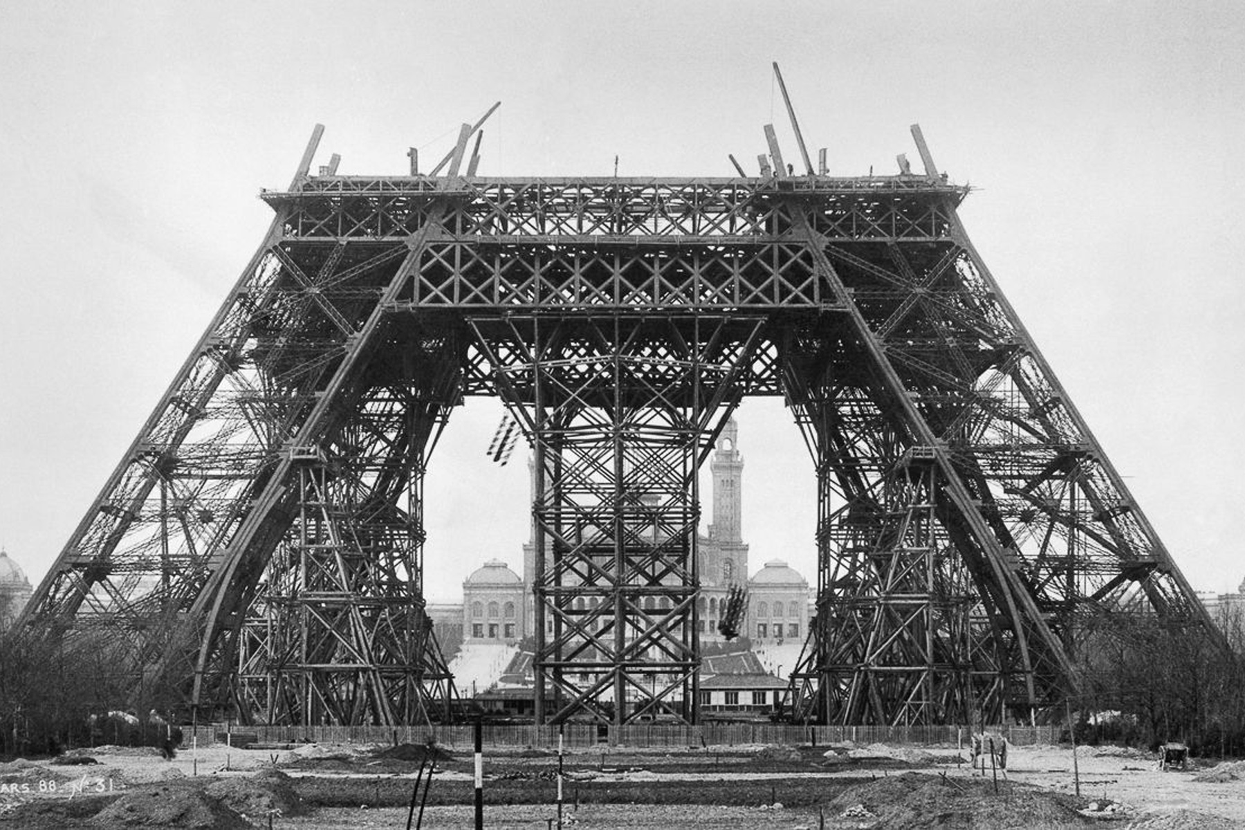 Ретрофото самой романтичной достопримечательности на Земле: как строили Эйфелеву башню 130 лет назад достопримечательности,интересное,мир