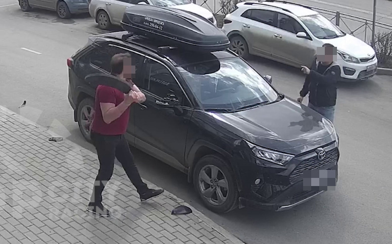 В Казани продавец мясной лавки с мачете изрубил припаркованную машину
