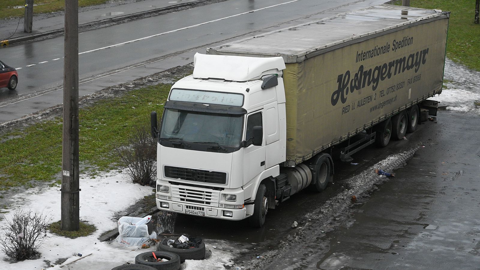 Водитель погиб внутри застрявшего под мостом в Новосибирске грузовика