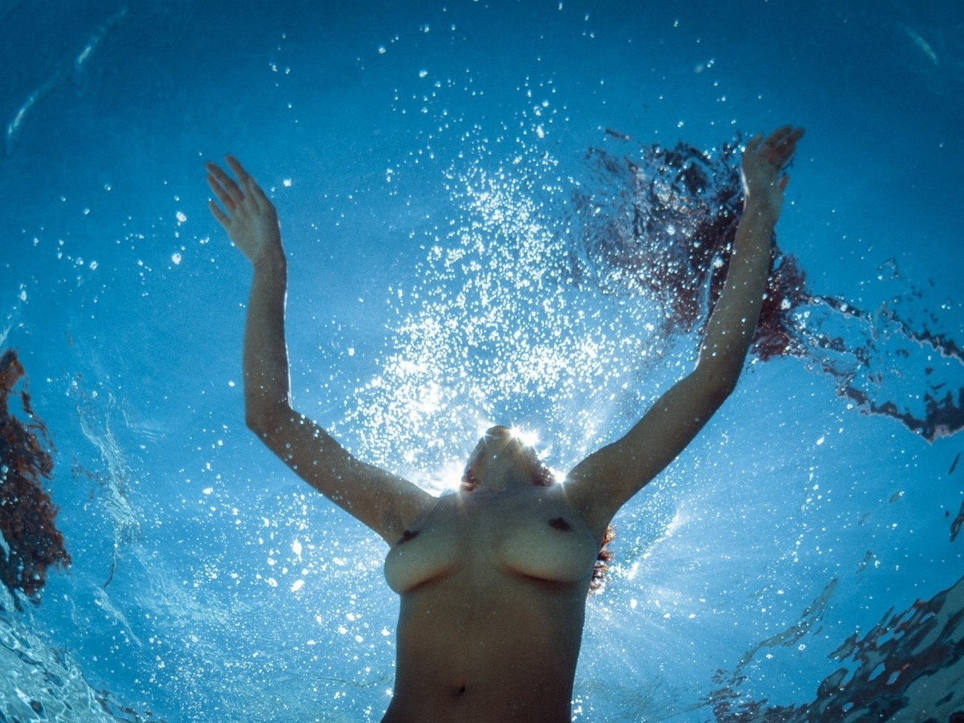 смотреть голые плавают под водой фото 41