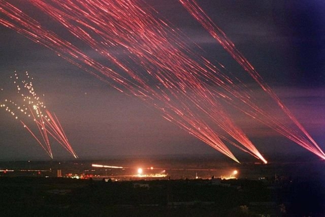 Зенитные орудия ведут заградительный огонь в ходе налета авиации НАТО на Белград. Союзная Республика Югославия, 1999-й год.
