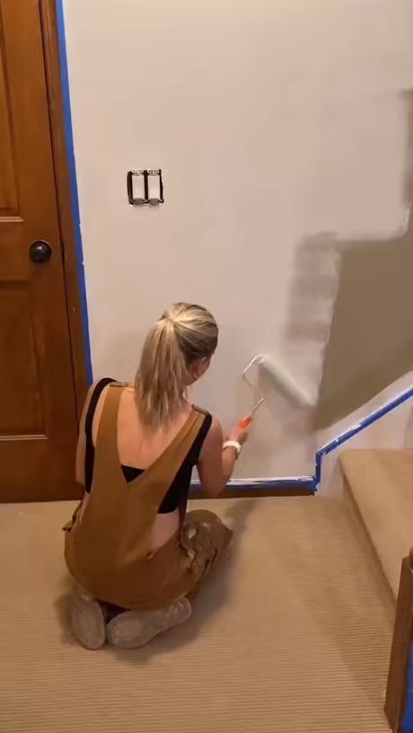 Женщина 30 минут пыталась закрасить темное пятно на белой стене, пока не поняла свою ошибку Культура