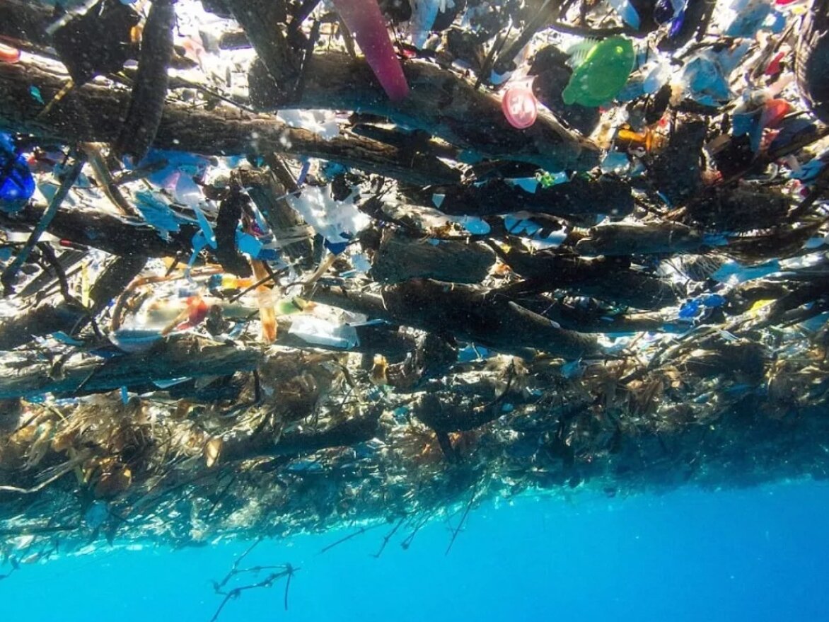 Остров из пластика в тихом океане фото