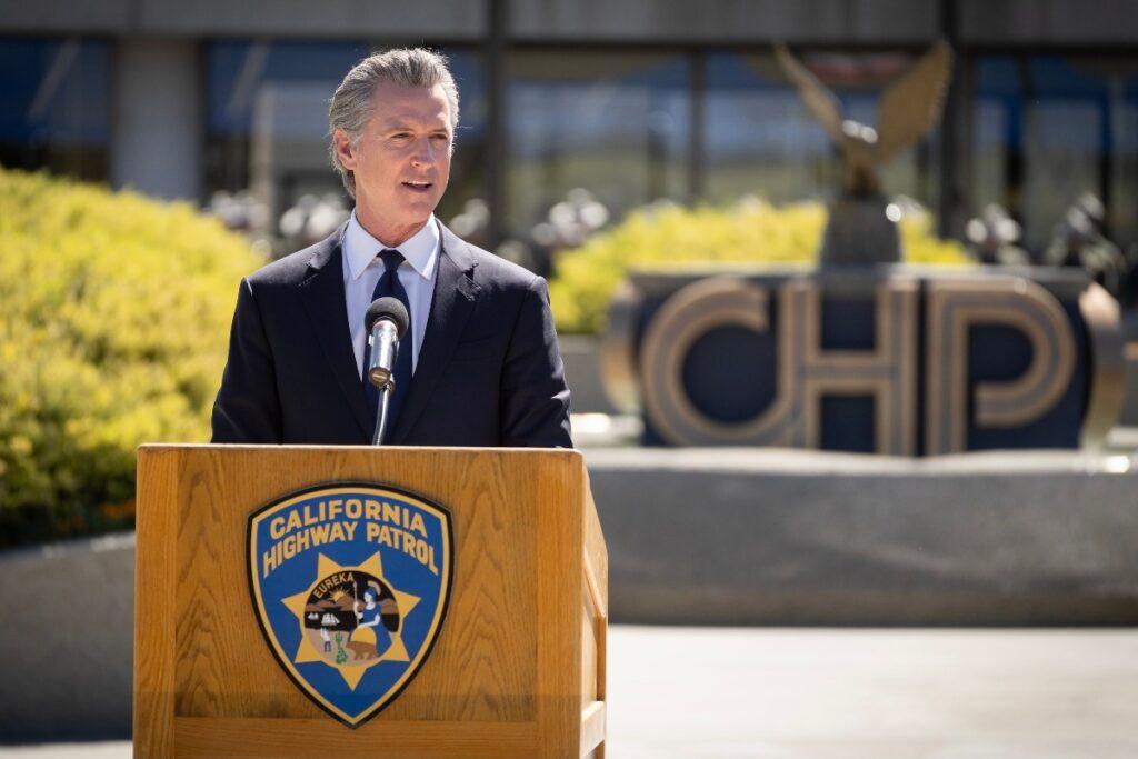 Губернатор Калифорнии пригрозил Трампу иском