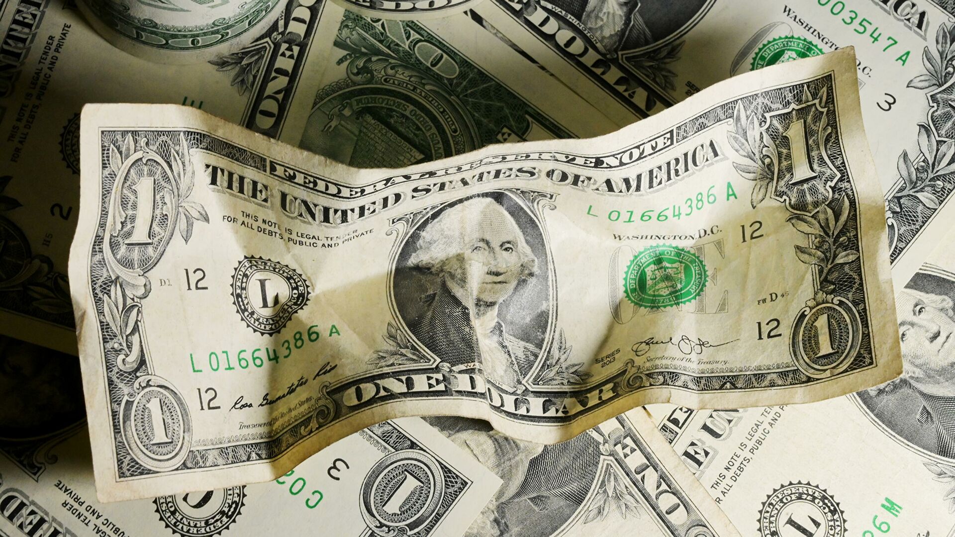 Эксперт Ревенко дал россиянам советы по обмену долларов на рубли