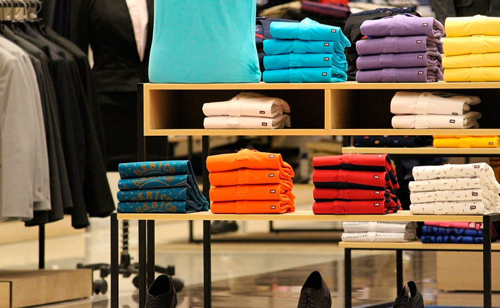 Разгромил коммерсантов и одел половину деревни