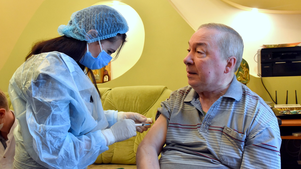 В Крыму напомнили, кому прививку от коронавируса сделать не просто МОЖНО, но обязательно НУЖНО
