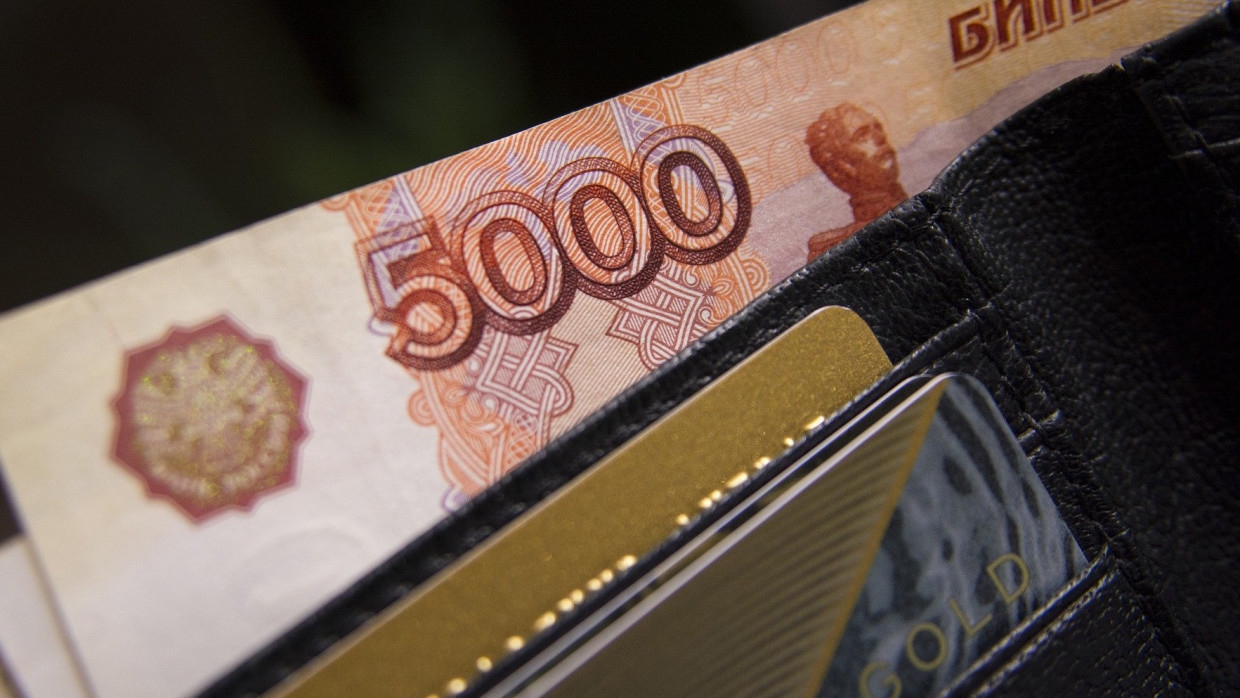 Россияне каждый месяц откладывают на будущее детей около 8 тыс. рублей