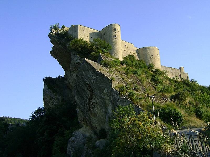 Роккаскаленья: замок на краю скалы