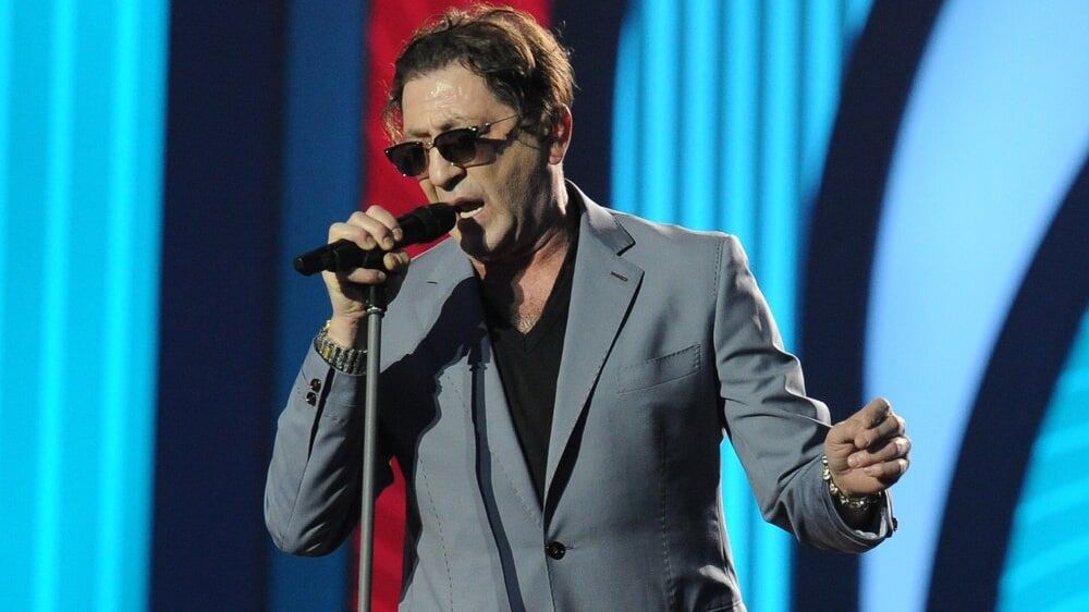 Григорий Лепс вынужден прятать слезы за солнцезащитными очками